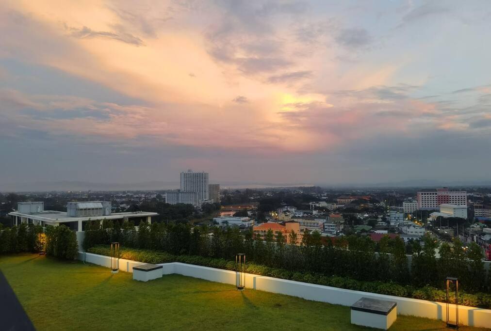 Modern Style Room With Sky Pool 古城边天际泳池公寓 Chiang Mai Esterno foto