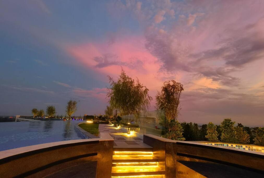 Modern Style Room With Sky Pool 古城边天际泳池公寓 Chiang Mai Esterno foto
