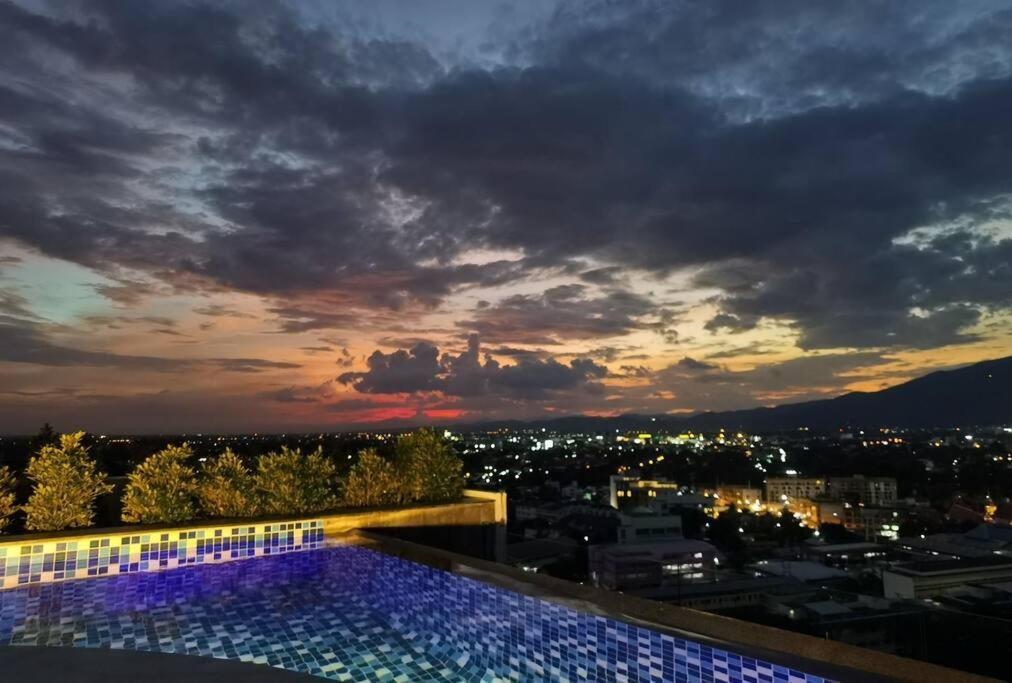 Modern Style Room With Sky Pool 古城边天际泳池公寓 Chiang Mai Esterno foto