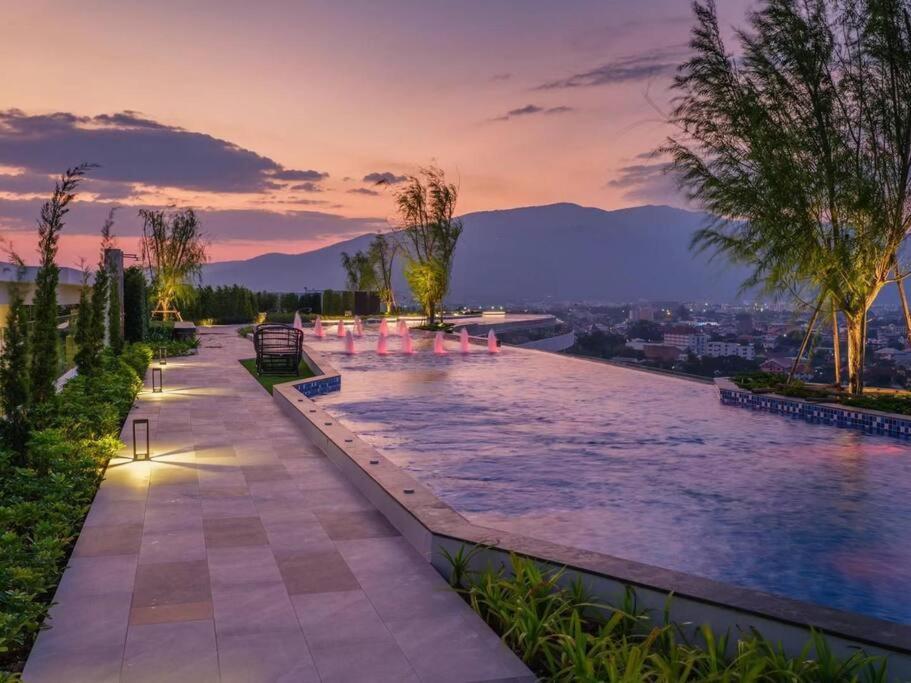 Modern Style Room With Sky Pool 古城边天际泳池公寓 Chiang Mai Esterno foto