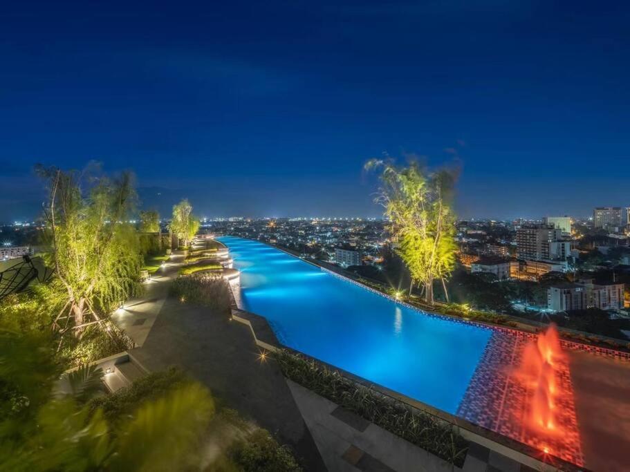 Modern Style Room With Sky Pool 古城边天际泳池公寓 Chiang Mai Esterno foto
