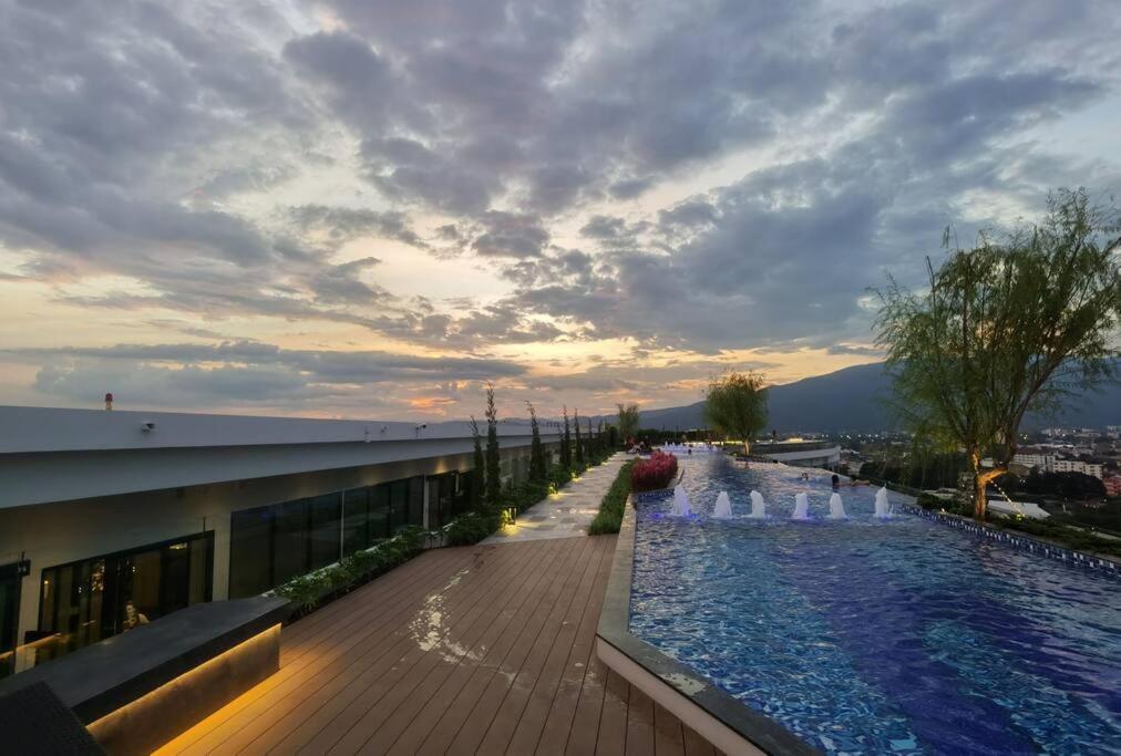 Modern Style Room With Sky Pool 古城边天际泳池公寓 Chiang Mai Esterno foto