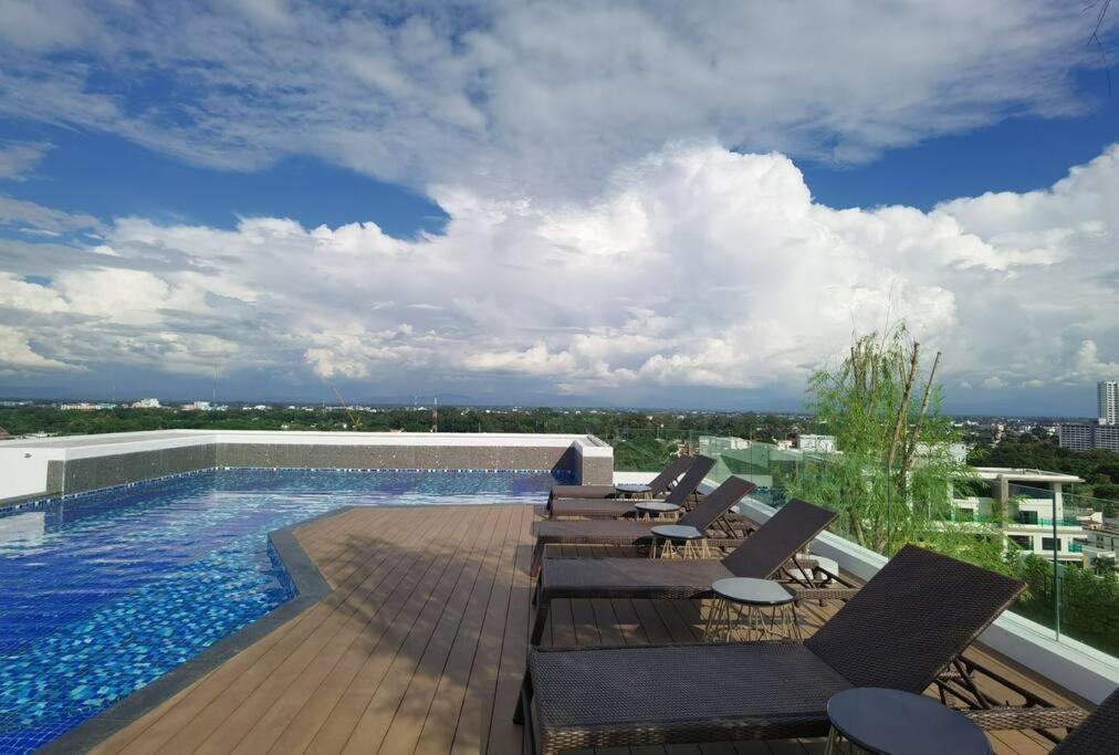 Modern Style Room With Sky Pool 古城边天际泳池公寓 Chiang Mai Esterno foto