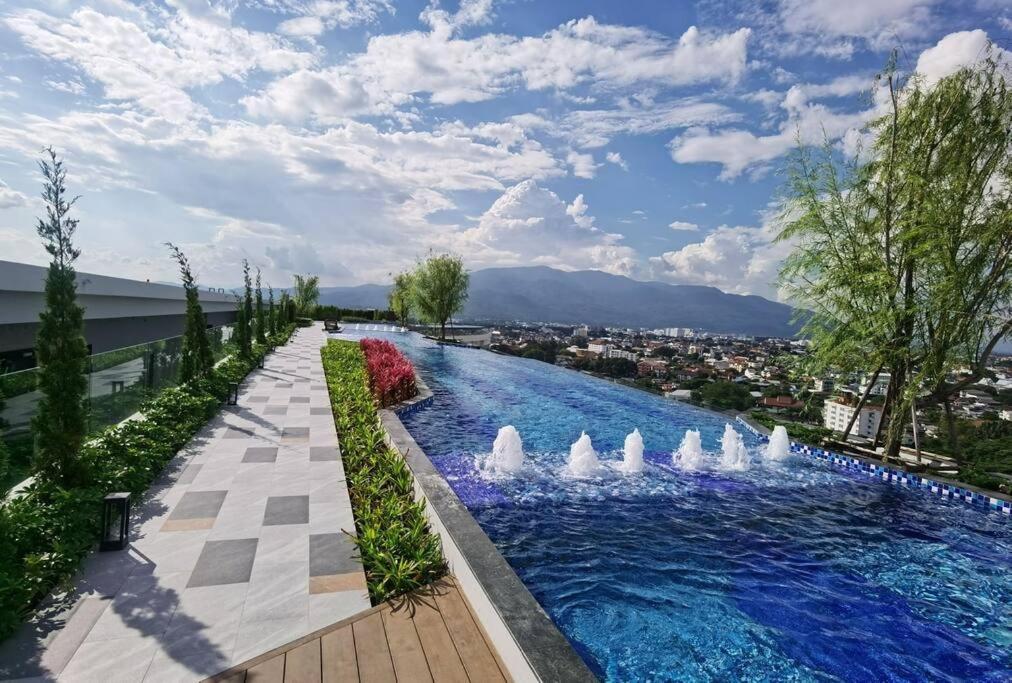 Modern Style Room With Sky Pool 古城边天际泳池公寓 Chiang Mai Esterno foto
