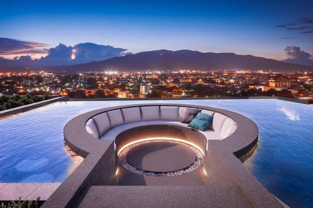Modern Style Room With Sky Pool 古城边天际泳池公寓 Chiang Mai Esterno foto